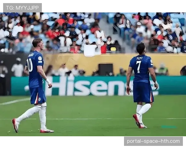 镜头捕捉到瓜迪奥亚在场边不断示意球员向边路拉开宽度